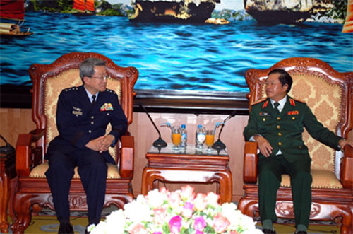 ທ່ານໂດ໋ບາຕິໃຫ້ການຕ້ອນຮັບເສນາ ທິການໃຫ່ຍກຳລັງປ້ອງກັນ ອາກາດຍີ່ປຸ່ນ